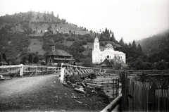 Ukrajna,Kárpátalja, Brusztura, híd a Bruszturanka folyó felett, balra a Szent Mihály-templom, jobbra a Keresztelő Szent János-templom., 1939, Aszódi Zoltán, híd, domboldal, templom, Fortepan #174110