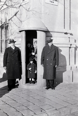 Magyarország, budai Vár, Budapest I., Szentháromság tér - Hess András tér (Pázmány utca) sarok, az egykori jezsuita kollégium (később Hilton szálló) épületének sarka,, 1939, Aszódi Zoltán, őrbódé, Budapest, Fortepan #174111