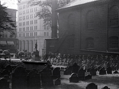 Amerikai Egyesült Államok, Massachusetts állam, Boston, Tremont Street - School Street sarok, King's Chapel Burying Ground temető. Jobbra a King's Chapel oldalfala, a háttérben a School Street felé Benjamin Franklin szobra látszik., 1929, Aszódi Zoltán, temető, zsidóság, Fortepan #174143