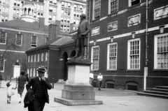 Amerikai Egyesült Államok, Pennsylvania állam, Philadelphia, Chestnut Street, középen George Washington szobra (Joseph Bailey, 1869.), jobbra az Independence Hall., 1929, Aszódi Zoltán, Fortepan #174176