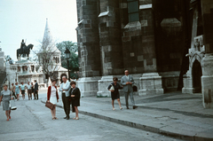 Hungary, Budapest I., Szentháromság tér, szemben Szent István szobra (Stróbl Alajos, 1906.) a Halászbástyánál, jobbra a Mátyás-templom., 1962, Aszódi Zoltán, colorful, Budapest, Fortepan #174222