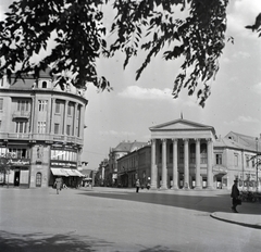 Szerbia, Szabadka, Szabadság tér (Trg Slobode), jobbra a Népszínház (volt Városi Színház)., 1942, Előd Erika, Fortepan #174283