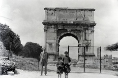 Olaszország, Róma, Forum Romanum, Titus diadalíve., 1923, Előd Erika, kerítés, római birodalom, latin felirat, Fortepan #174295