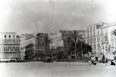 Olaszország, Nápoly, a Piazza Vittoria a Via Francesco Caracciolo felől nézve, szemben kissé balra a Via Calabritto torkolata. Jobbra báró Giovanni Nicotera olasz politikus emlékműve (Francesco Jerace, 1902.)., 1923, Előd Erika, Fortepan #174297