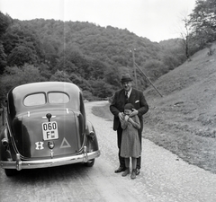 1946, Előd Erika, automobil, Chrysler-márka, rendszám, nyakkendő, öltöny, úriember, kalap, kislány, Fortepan #174306