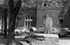 Magyarország, Budapest VIII., Mikszáth Kálmán tér, az író szobra Kocsis András alkotása (1961)., 1978, Előd Erika, Trabant 601, Wartburg 353, Budapest, Fortepan #174332