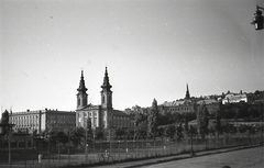 Magyarország, Budapest XI., a Bartók Béla (Horthy Miklós) út felől a Villányi út (Szent Imre herceg útja) felé nézve. Előtérben jobbra a Fadrusz utca, balra a Budai Ciszterci Szent Imre Gimnázium, és a Szent Imre-templom., 1940, Kellner Ludwig, Budapest, templom, Fortepan #174342