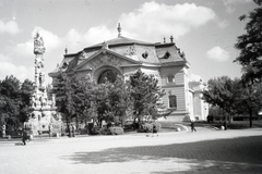 Magyarország, Kecskemét, Katona József tér, Katona József Színház, előtte a Szentháromság-szobor., 1940, Kellner Ludwig, Fortepan #174354