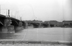 Magyarország, Budapest V.,Budapest II.,Budapest XIII., budai alsó rakpart, balra a Margit híd, háttérben a Jászai Mari (Rudolf trónörökös) téri házak., 1940, Kellner Ludwig, Budapest, Fortepan #174359