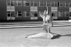 Magyarország, Budapest IV., Káposztásmegyeri lakótelep, Hajló utca, stilizált madaras díszkút (Parizán Mihály, 1985.) az Általános Művelődési Központ (később Karinthy Frigyes Magyar - Angol Két Tanítási Nyelvű Általános Iskola) előtt., 1986, Péterffy István, Budapest, Fortepan #174457