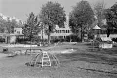 Magyarország, Budapest IV., Viola utca 11-13., óvodaudvar, háttérben az általános iskola (később Csillagberek Waldorf Általános Iskola) épülete., 1980, Péterffy István, Budapest, Fortepan #174459