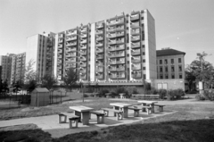 Magyarország, Budapest VIII., Losonci tér az Illés utca közelében. Takarásban a Losonci utca Kálvária (Kulich Gyula) tér sarkán álló ház látszik., 1986, Péterffy István, Budapest, Fortepan #174467