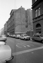 Magyarország, Budapest VII., középen az Akácfa utca 24. számú ház, tőle jobbra a 26. számú üres telek., 1980, Péterffy István, Trabant-márka, Lada-márka, Budapest, Fortepan #174470