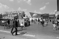 Magyarország, Budapest XIV., Hősök tere, jobbra a háttérben a Szépművészeti Múzeum. Május 1-i felvonulás dekorációi., 1971, Péterffy István, Budapest, pódiumautó, Fortepan #174543