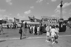 Magyarország, Budapest XIV., Hősök tere, jobbra a Millenniumi emlékmű. Május 1-i felvonulás dekorációi., 1971, Péterffy István, Budapest, pódiumautó, Fortepan #174544