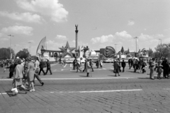 Magyarország, Budapest XIV., Hősök tere, háttérben a Millenniumi emlékmű és a Vajdahunyad vára. Május 1-i felvonulás dekorációi., 1971, Péterffy István, Budapest, pódiumautó, Fortepan #174566