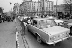 Magyarország, Budapest VIII.,Budapest VII., Múzeum körút az Astoria kereszteződés és a Rákóczi út felé nézve, szemben az MTA lakóház és a Georgia bérpalota.., 1976, Péterffy István, rendszám, Budapest, Fortepan #174576