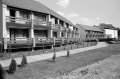 Magyarország, Óbuda, Budapest III., Harrer Pál utcai Nyugdíjasházak a Vöröskereszt utca felől a Kórház utca felé nézve., 1986, Péterffy István, sorház, Budapest, Fortepan #174588