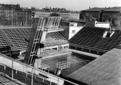 Németország, Lipcse, Úszóstadion, háttérben a Friedrich-Ebert-Strasse - Wttiner Strasse sarok., 1967, Sütő András örökösei, Új Élet szerkesztőség, NDK, ugrótorony, Fortepan #174610