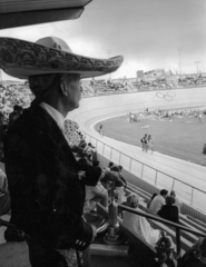 Mexikó, Mexikóváros, XIX. nyári olimpiai játékok, Agustín Melgar Olimpiai Kerékpárstadion., 1968, Sütő András örökösei, Új Élet szerkesztőség, sombrero, Fortepan #174688