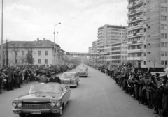 Románia, Konstanca, Strada Traian, az első autóban balra Nicolae Ceaușescu román pártvezető, jobbra Emil Bodnăraș a román fegyveres erők tábornoka. A felvétel az 1968 április 12-i látogatás alkalmával készült., 1968, Sütő András örökösei, Új Élet szerkesztőség, Mercedes W111, Fortepan #174695