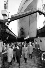 Románia, Konstanca, Nicolae Ceaușescu román pártvezető látogatása a Santierul Naval Constanta (SNC) nevű hajógyárban. A dokkban a Dobrogea tengeri teherszállító hajó., 1974, Sütő András örökösei, Új Élet szerkesztőség, Fortepan #174697