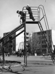 Románia,Erdély, Marosvásárhely, Super Park, játszótér. Háttérben a Bazsalikom utca (Strada Busuiocului) 7., 1985, Sütő András örökösei, Új Élet szerkesztőség, Fortepan #174746