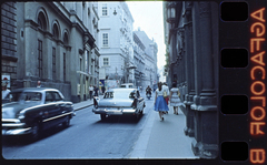 Ausztria, Bécs, a Herrengasse a Freyung felé nézve, balra a Bankgasse torkolata. A felvétel a VII. VIT (Világifjúsági Találkozó) idején készült., 1959, Szabó Gábor, színes, Fortepan #174778