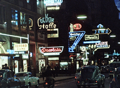 Ausztria, Bécs, Kärntner Strasse, szemben a Kärntner Durchgang torkolata. A felvétel a VII. VIT (Világifjúsági Találkozó) idején készült., 1959, Szabó Gábor, színes, Fortepan #174786