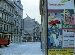 Ausztria, Bécs, Nussdorfer Strasse a Schubertgasse felől a Himmelpfortstiege felé nézve. Plakátok a VII. VIT (Világifjúsági Találkozó) idején. Filmkocka a Bécsben találkoztunk című kisfilmből, rendező Kolonics Ilona, operatőrök Szabó Árpád és Fifilina József., 1959, Szabó Gábor, színes, Fortepan #174795