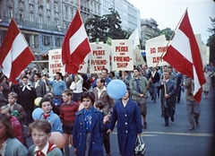 Ausztria, Bécs, a Kärntner Ring a Kärntner Strasse felől az Akademiestrasse felé nézve a VII. VIT (Világifjúsági Találkozó) idején. Filmkocka a Bécsben találkoztunk című kisfilmből, rendező Kolonics Ilona, operatőrök Szabó Árpád és Fifilina József., 1959, Szabó Gábor, színes, Fortepan #174806