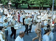 Ausztria, Bécs, Kaiserallee a Rotundenplatz felé nézve a VII. VIT (Világifjúsági Találkozó) idején. Filmkocka a Bécsben találkoztunk című kisfilmből, rendező Kolonics Ilona, operatőrök Szabó Árpád és Fifilina József., 1959, Szabó Gábor, színes, Fortepan #174808