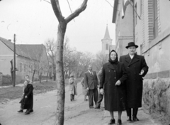 Hungary, Budapest III., Templom (Dömös) utca az Ezüsthegy utca felől nézve. Előtérben Veres Péter író feleségével, Nádasdi Juliannával a Dömös utcai Általános Iskola (később Szent József Katolikus Óvoda, Általános Iskola és Gimnázium) előtt. Háttérben Szent József-templom., 1958, Szabó Gábor, Budapest, celebrity, couple, Fortepan #174812