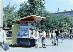 Magyarország, Budapest VIII.,Budapest V., Kálvin tér a Kecskeméti utca torkolatánál, háttérben a Magyar Nemzeti Múzeum. Filmkocka Az én városom című filmből, rendező Mönich László, operatőr Szabó Árpád., 1959, Szabó Gábor, színes, Budapest, Fortepan #174826