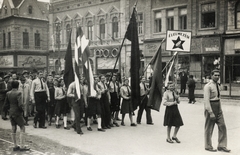 Magyarország, Debrecen, Piac utca (Vörös Hadsereg útja), háttérben a Miklós utca torkolata., 1948, Horváth Dániel, felvonulás, május 1, mozi, neon felirat, Fortepan #174935