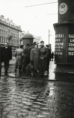 Hungary, Debrecen, Piac utca (Vörös Hadsereg útja) a Miklós (Dimitrov) utca saroktól a Petőfi tér felé nézve., 1951, Horváth Dániel, label, gentleman, lady, leather jacket, rain, Fortepan #174938