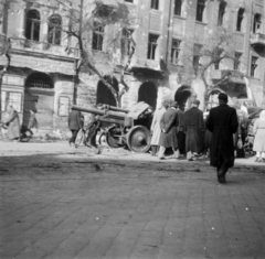 Magyarország, Budapest IX., a felvétel a Ferenc körút 34. és 36. számú ház előtt készült, 1956, Ádám György dr, forradalom, löveg, Budapest, képarány: négyzetes, Fortepan #174980