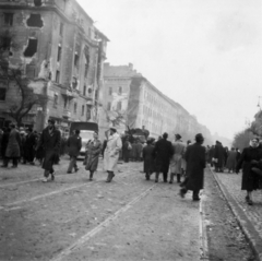 Magyarország, Budapest VIII.,Budapest IX., József körút, balra a Corvin (Kisfaludy) köz, szemben az Üllői út - Ferenc körút sarkán a Kilián laktanya., 1956, Ádám György dr, forradalom, T-34 tank, Budapest, képarány: négyzetes, Fortepan #174981