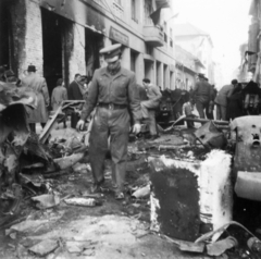 Magyarország, Budapest VIII., Práter utca a Nagy Templom utca felé nézve. 85 mm-es páncéltörő ágyúk a Futó utcai kereszteződésnél., 1956, Ádám György dr, forradalom, Budapest, löveg, járműroncs, tűzoltó, képarány: négyzetes, Fortepan #174982