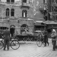 Magyarország, Budapest IX., Üllői út 61. számú ház, előtte egy T-54-es harckocsi., 1956, Ádám György dr, forradalom, T-54 tank, Budapest, képarány: négyzetes, Fortepan #174983