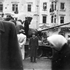 Magyarország, Budapest VIII., József körút, a kiégett harckocsi mögött jobbra a 85. számú ház., 1956, Ádám György dr, forradalom, T-34 tank, Budapest, képarány: négyzetes, Fortepan #174985