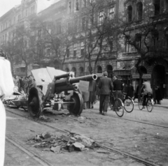 Magyarország, Budapest IX., a felvétel a Ferenc körút 28. számú ház előtt készült, háttérben a Tompa utca - Tűzoltó utca közötti házsor., 1956, Ádám György dr, kerékpár, forradalom, löveg, Budapest, M30 tarack, képarány: négyzetes, Fortepan #174986