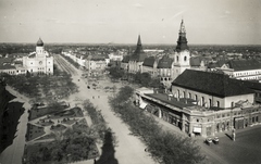 Hungary, Kecskemét, Szabadság tér, balra a zsinagóga (később Tudomány és Technika Háza). Szemben a Cifra-palota, ettől jobbra a Kecskeméti Református Kollégium Gimnáziuma. Jobb szélen a református templom,. A felvétel a Kecskeméti Nagytemplom tornyából készült., 1935, Ádám György dr, church, bird's eye view, Fortepan #174989