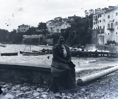 Croatia,Adriatic Sea, Opatija, Ika, csónakkikötő., 1911, Berecz, lady, port, sitting on a wall, Fortepan #175007