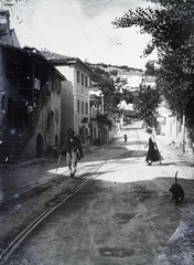 Croatia, Opatija, Ika, ulica Maršala Tita (Reichsstrasse), az Opatija-Matulji vasútállomás és Lovran között közlekedő villamos kitérője., 1911, Berecz, street view, rails, railroad switch, slope, Fortepan #175009