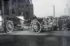 Magyarország, Budapest V., Kossuth Lajos (Országház) tér a Parlament előtt. Oroszoktól zsákmányolt, közszemlére kitett 16 ágyú., 1914, Berecz, Budapest, Fortepan #175049