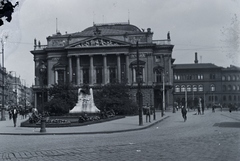 Magyarország, Budapest VIII.,Budapest VII., Blaha Lujza tér (ekkor a Népszínház utca és a Rákóczi út találkozása), a Népszínház (a későbbi Nemzeti Színház), előtte Tinódi Lantos Sebestyén szobra (Bezerédi Gyula, 1907.)., 1917, Berecz, Budapest, kerékpár, Fortepan #175054