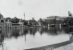 Magyarország, Városliget, Budapest XIV., Városligeti-tó a korcsolyacsarnok épületével, középen a Millenniumi emlékmű, jobbra a Szépművészeti Múzeum épülete., 1917, Berecz, Budapest, Fortepan #175056