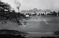 Egyiptom, Kairó, az Egyiptomi Régiségek Múzeuma a Tahrir tér felől nézve, a sportpályák helyén ma a múzeum parkja található., 1930, Fortepan/Album025, Fortepan #175088