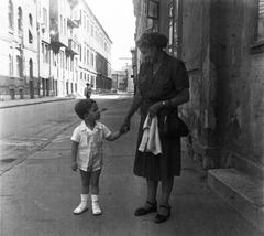 Hungary, Budapest I., Iskola utca a Székely utcától a Corvin tér felé nézve., 1958, Fortepan/Album026, Budapest, mother, hold hands, kid, photo aspect ratio: square, white dress, Fortepan #175107